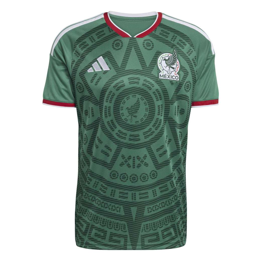 Camisa masculina Adidas México verde com design aztec, escudo bordado no peito, vista frontal